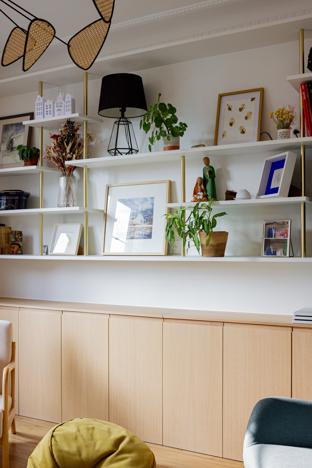 Sala - Prateleiras Douradas